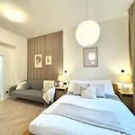 Golden Wabi-Sabi Apartment, Prague