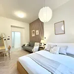 Golden Wabi-Sabi Apartment, Prague